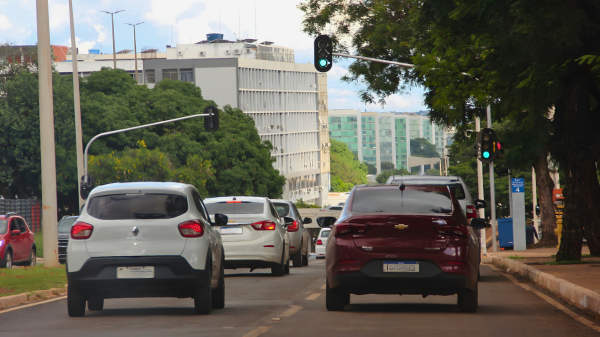 Trânsito do DF terá semáforos inteligentes em 470 cruzamento